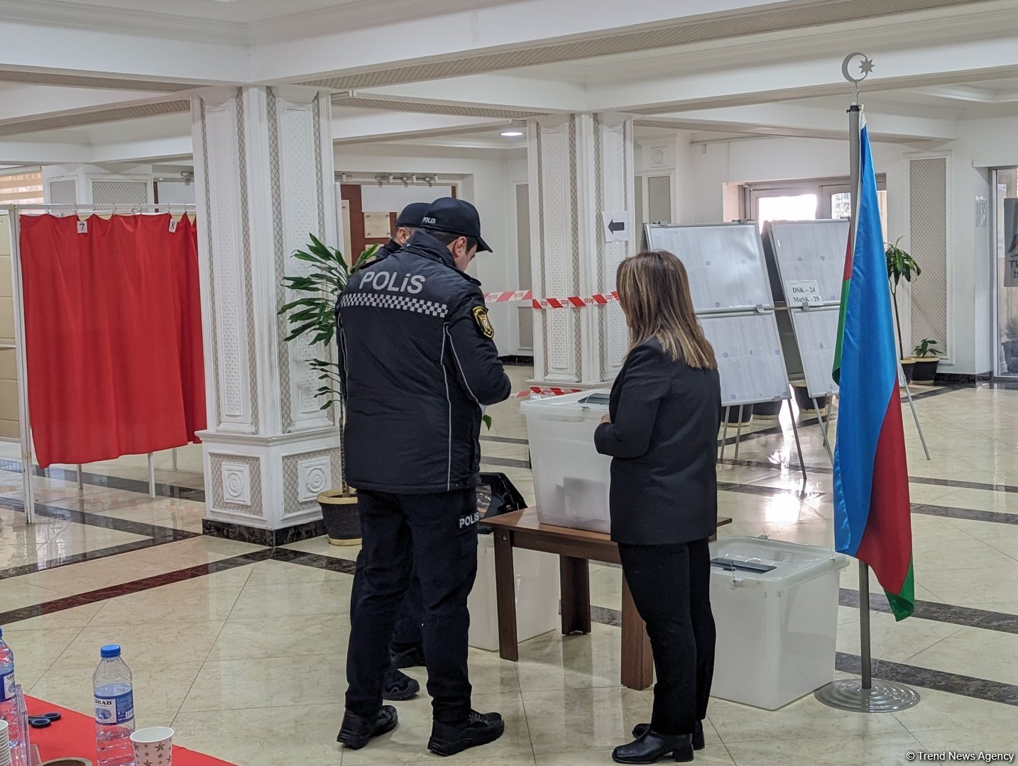 Police officers actively vote in extraordinary presidential election in Azerbaijan (PHOTO)