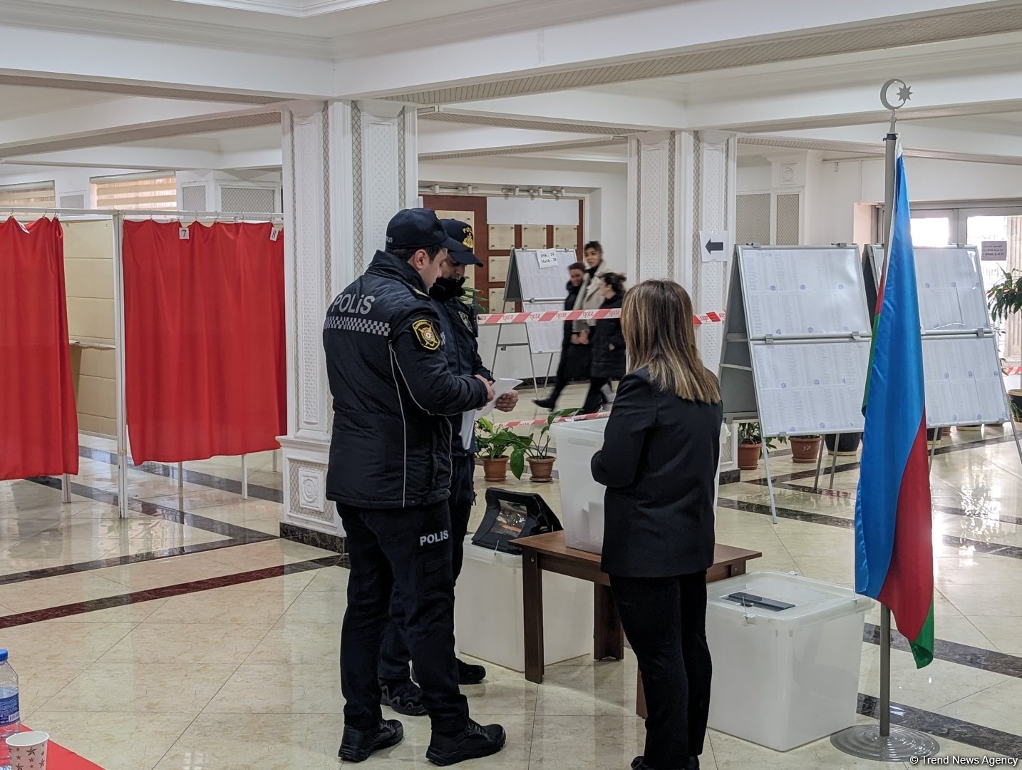 Police officers actively vote in extraordinary presidential election in Azerbaijan (PHOTO)