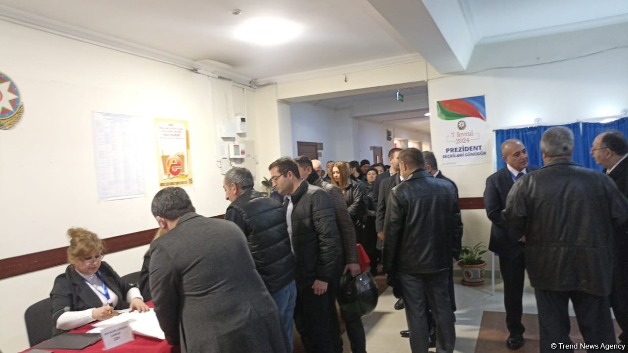 Высокая активность избирателей на 18-м избирательном участке второго Бинагадинского округа  наблюдается с раннего утра