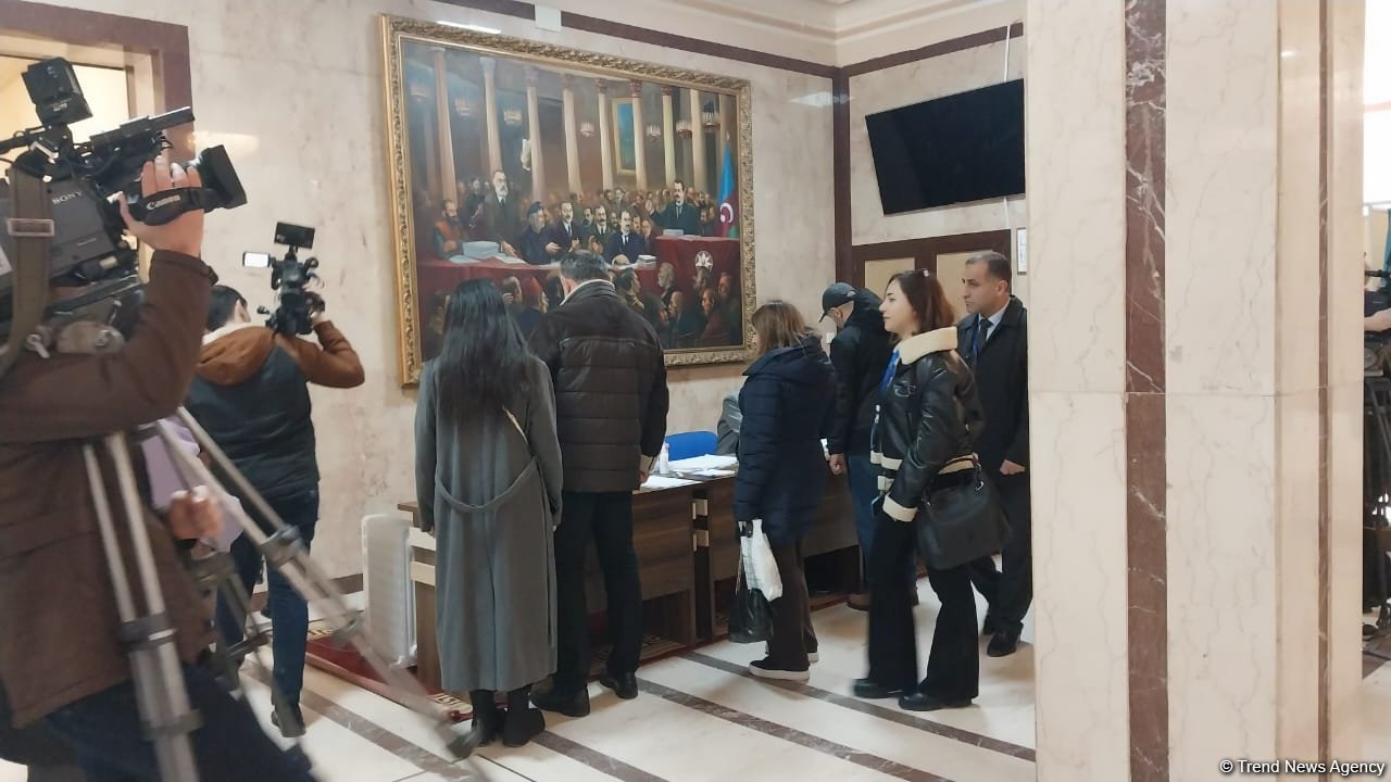 Residents of Azerbaijan's Yasamal district of Baku actively vote in presidential election (PHOTO)