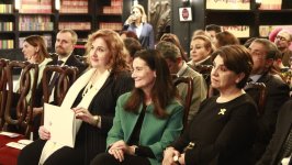 Представлена книга аргентинской писательницы Луизы Валенсуэлы "Другое оружие" на азербайджанском языке (ФОТО)