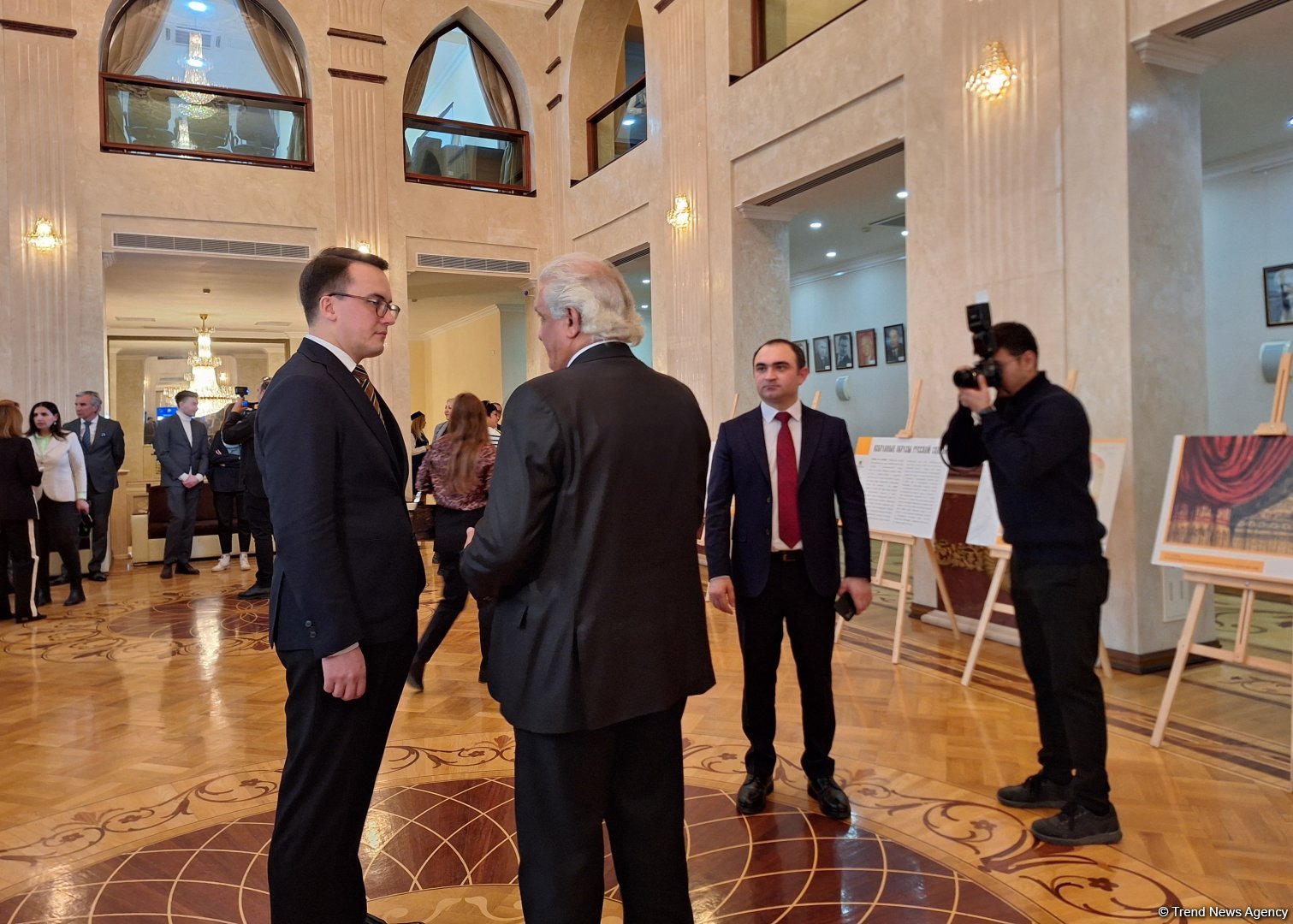 В Баку открылась выставка "Избранные образы русской сцены" (ФОТО)