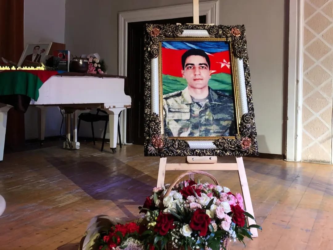 В Баку прошла презентация книги "Со сцены в окопы" памяти шехида Карабахской войны Тогрула Гаджиева (ФОТО)