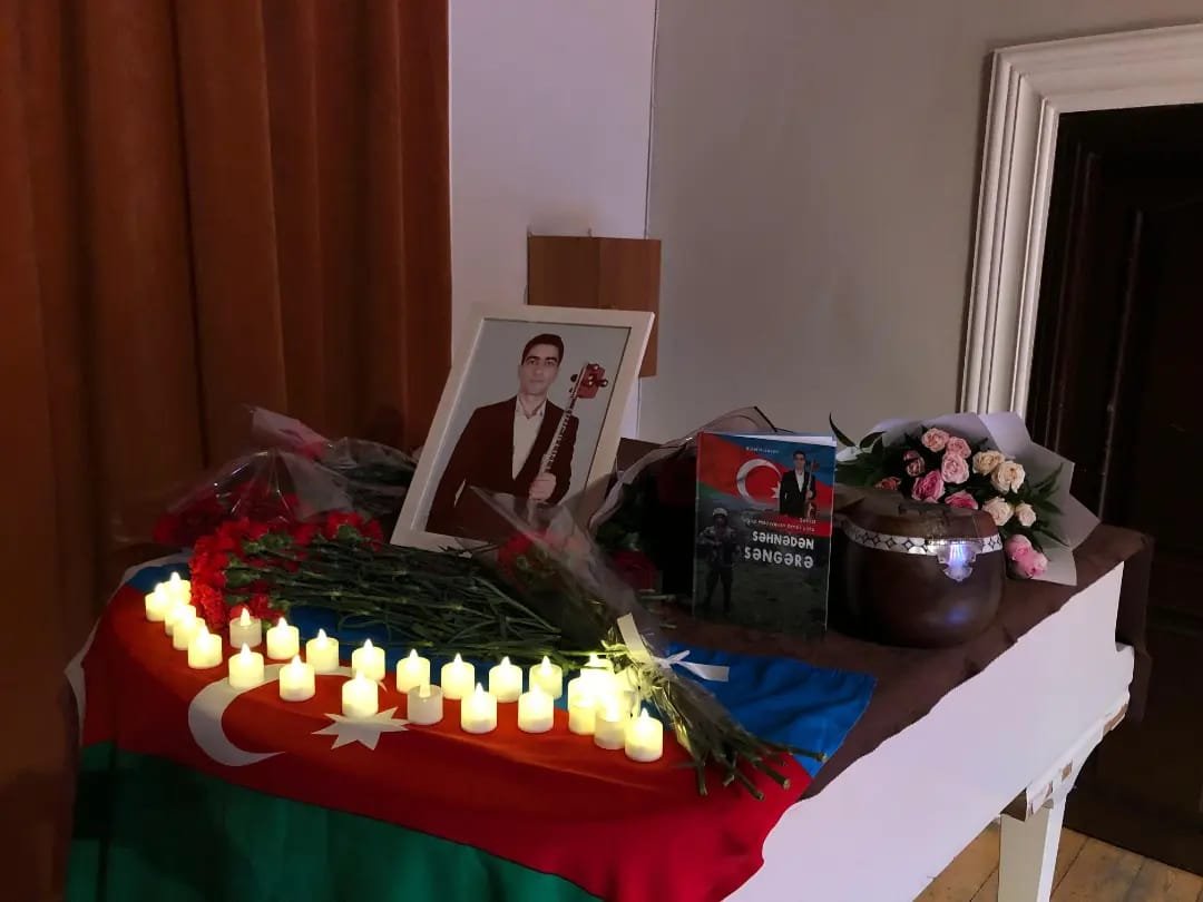 В Баку прошла презентация книги "Со сцены в окопы" памяти шехида Карабахской войны Тогрула Гаджиева (ФОТО)