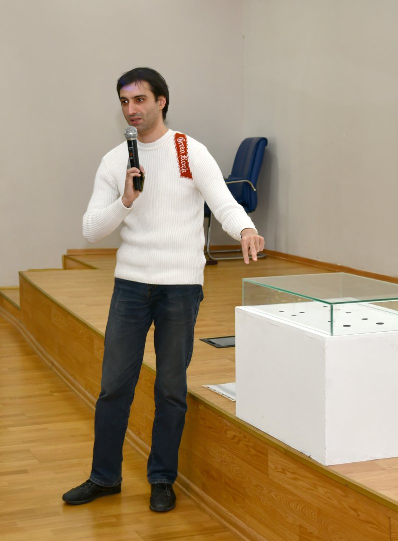 Уникальные экспонаты и почти детективная история: Рустам Гусейнов рассказал о монетах Шекинского ханства (ФОТО)