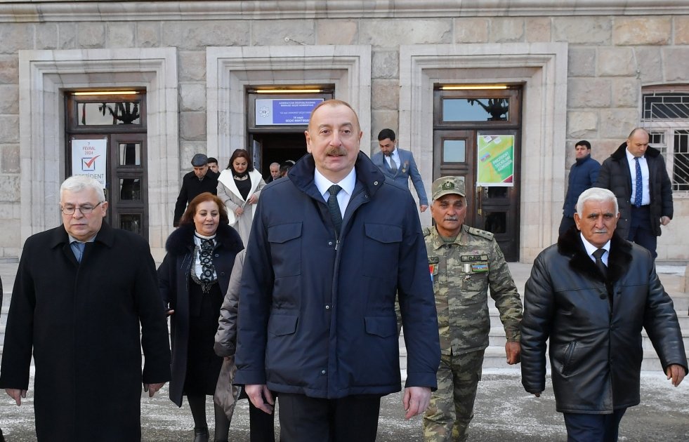 Президент Ильхам Алиев заложил фундамент мемориала жертвам Ходжалинского геноцида и встретился с представителями общественности района (ФОТО/ВИДЕО)