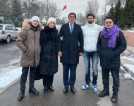 Турал Ахмед сыграл молодого Деде Горгуда в Бишкеке  - медаль  "Манас", национальный кыргызский халат  (ФОТО)