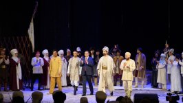 Турал Ахмед сыграл молодого Деде Горгуда в Бишкеке  - медаль  "Манас", национальный кыргызский халат  (ФОТО)