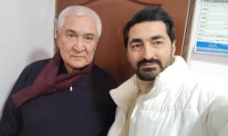 Турал Ахмед сыграл молодого Деде Горгуда в Бишкеке  - медаль  "Манас", национальный кыргызский халат  (ФОТО)