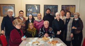 Турал Ахмед сыграл молодого Деде Горгуда в Бишкеке  - медаль  "Манас", национальный кыргызский халат  (ФОТО)