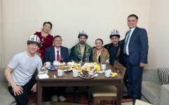 Турал Ахмед сыграл молодого Деде Горгуда в Бишкеке  - медаль  "Манас", национальный кыргызский халат  (ФОТО)