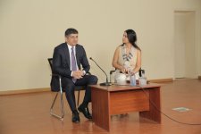 Как создать захватывающий детектив: встреча с писателем Мушфигом Аббасовым (ФОТО)