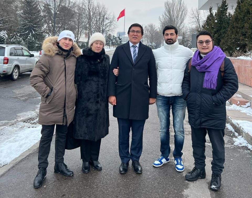 Турал Ахмед сыграл молодого Деде Горгуда в Бишкеке  - медаль  "Манас", национальный кыргызский халат  (ФОТО)