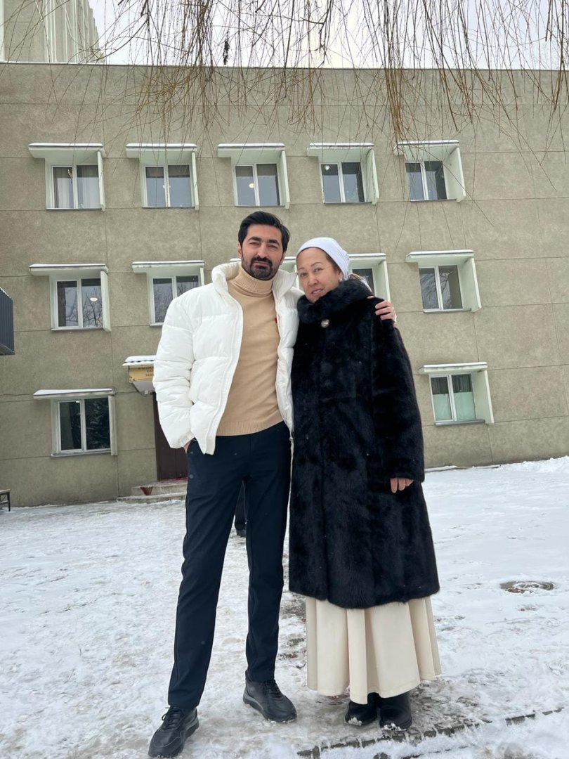 Турал Ахмед сыграл молодого Деде Горгуда в Бишкеке  - медаль  "Манас", национальный кыргызский халат  (ФОТО)