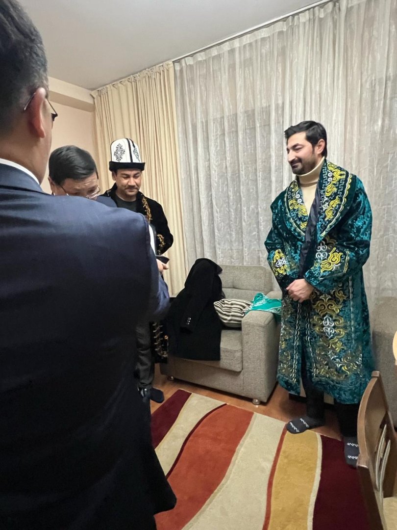 Турал Ахмед сыграл молодого Деде Горгуда в Бишкеке  - медаль  "Манас", национальный кыргызский халат  (ФОТО)