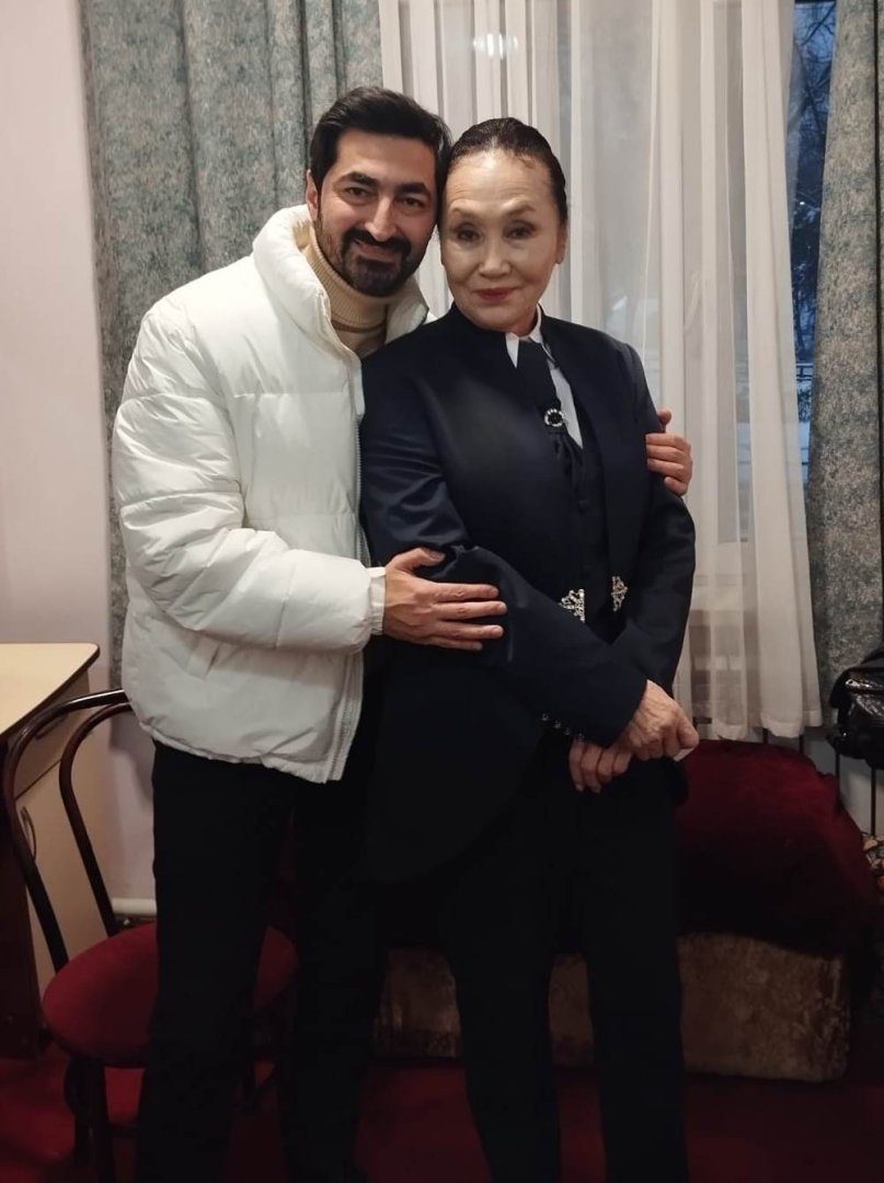 Турал Ахмед сыграл молодого Деде Горгуда в Бишкеке  - медаль  "Манас", национальный кыргызский халат  (ФОТО)