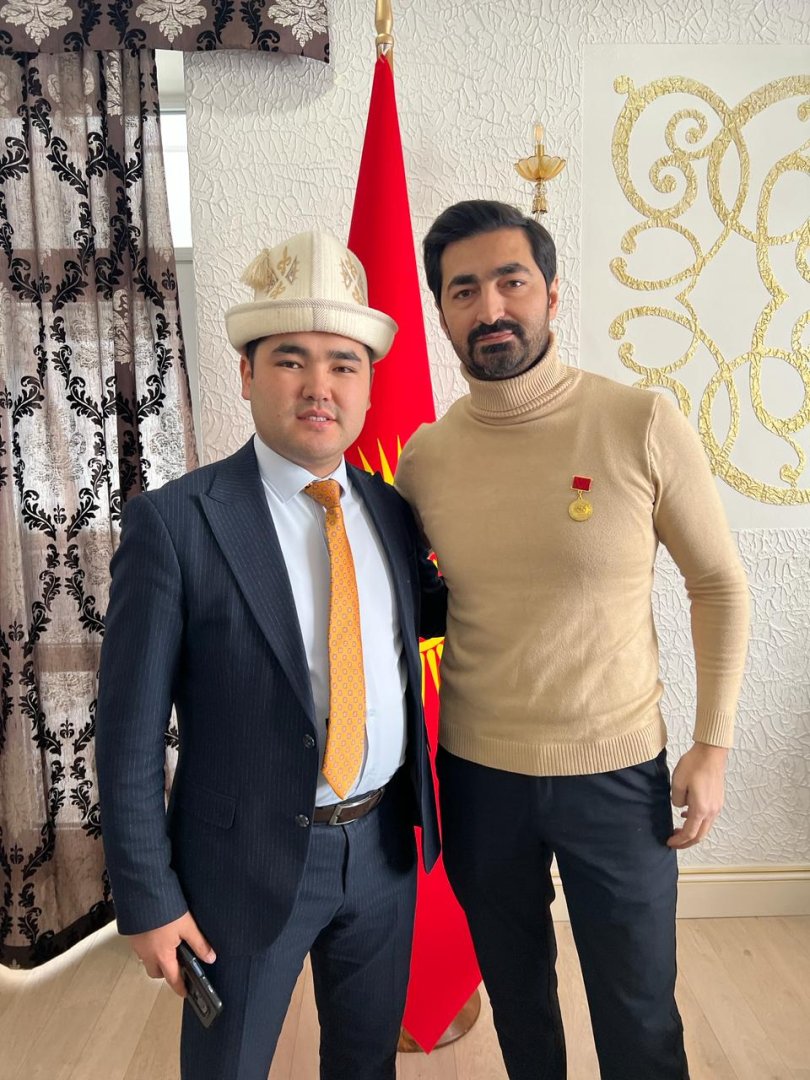 Турал Ахмед сыграл молодого Деде Горгуда в Бишкеке  - медаль  "Манас", национальный кыргызский халат  (ФОТО)