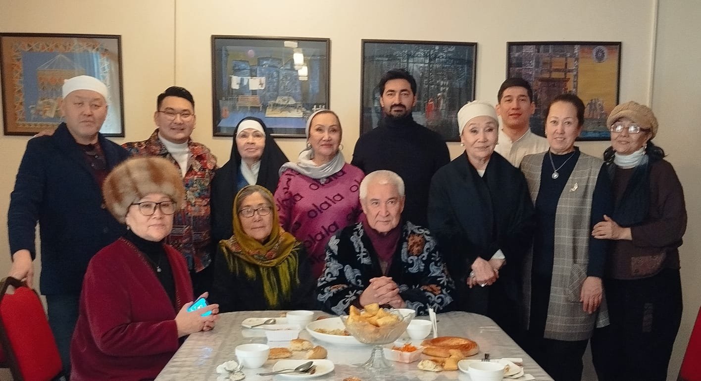 Турал Ахмед сыграл молодого Деде Горгуда в Бишкеке  - медаль  "Манас", национальный кыргызский халат  (ФОТО)