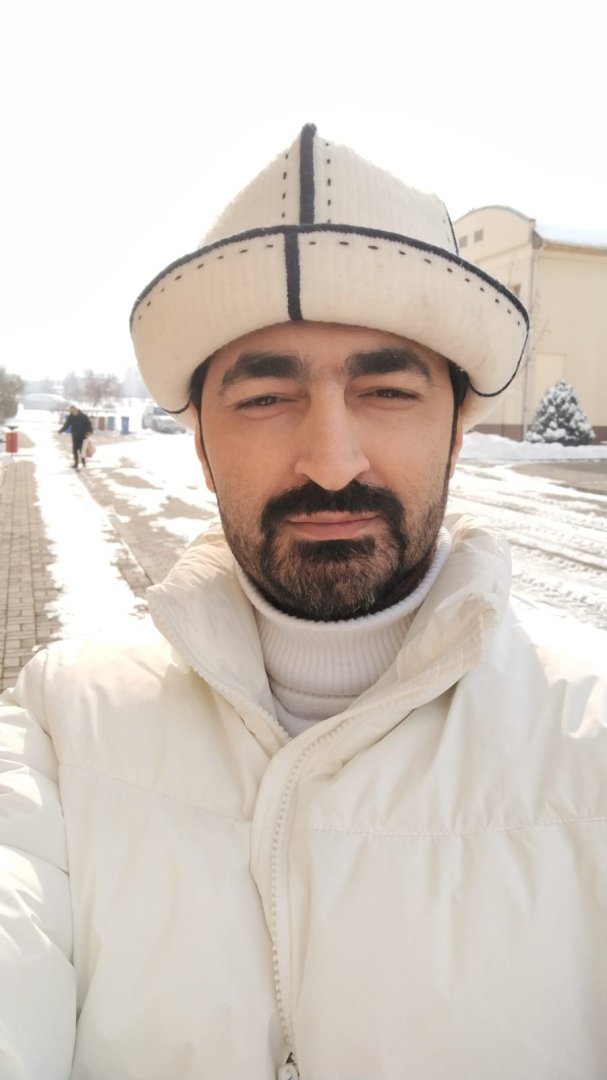 Турал Ахмед сыграл молодого Деде Горгуда в Бишкеке  - медаль  "Манас", национальный кыргызский халат  (ФОТО)
