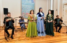 Азербайджанские исполнители в национальной одежде в преддверии праздника Новруз (ФОТО)