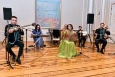 Азербайджанские исполнители в национальной одежде в преддверии праздника Новруз (ФОТО)