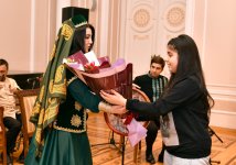 Азербайджанские исполнители в национальной одежде в преддверии праздника Новруз (ФОТО)