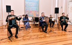 Азербайджанские исполнители в национальной одежде в преддверии праздника Новруз (ФОТО)