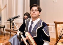 Азербайджанские исполнители в национальной одежде в преддверии праздника Новруз (ФОТО)
