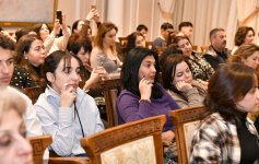 Азербайджанские исполнители в национальной одежде в преддверии праздника Новруз (ФОТО)