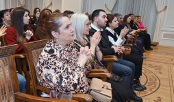 Азербайджанские исполнители в национальной одежде в преддверии праздника Новруз (ФОТО)