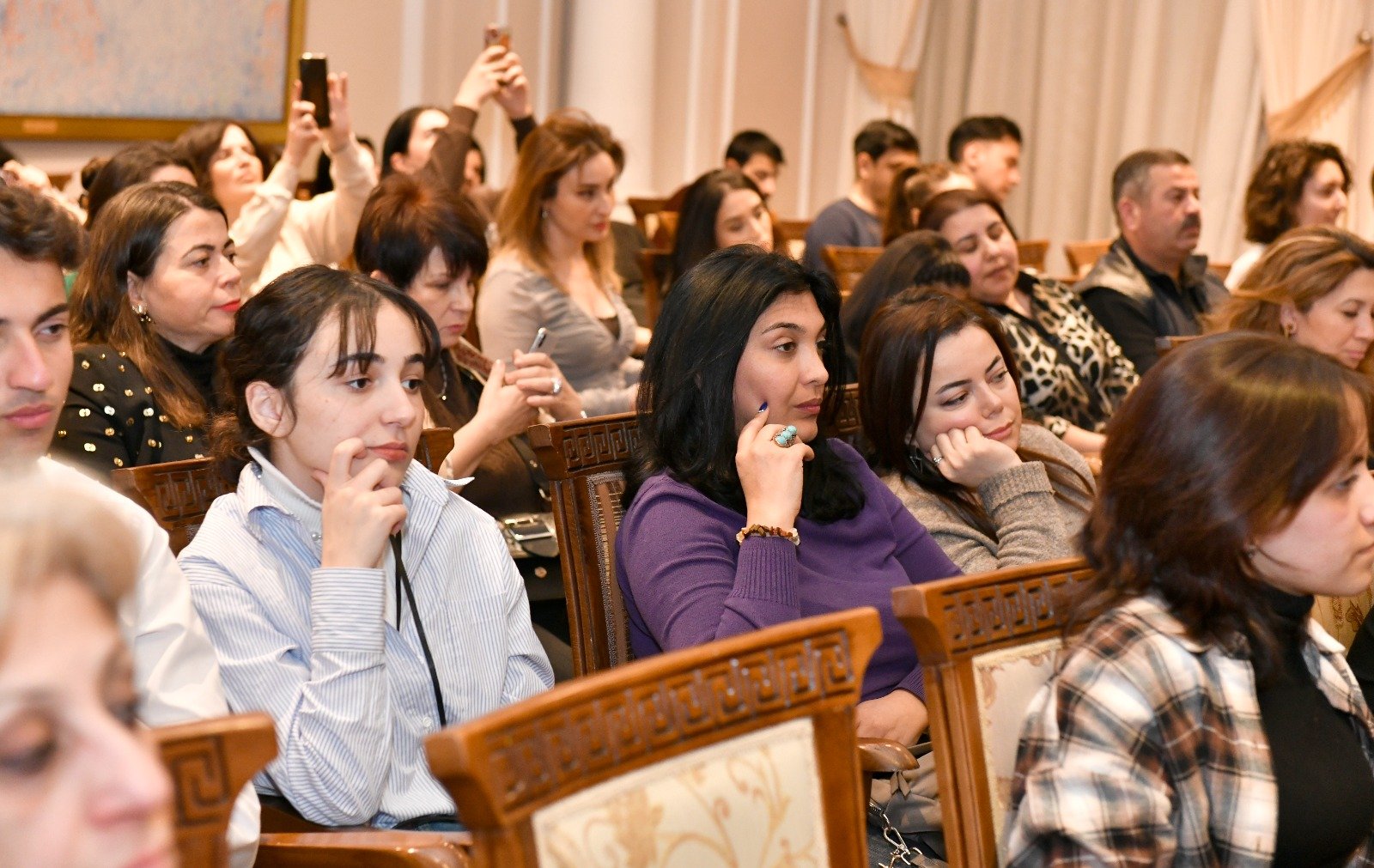 Азербайджанские исполнители в национальной одежде в преддверии праздника Новруз (ФОТО)