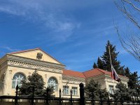 Жители Баку несут цветы к посольству России (ВИДЕО/ФОТО)