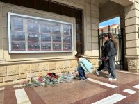 Жители Баку несут цветы к посольству России (ВИДЕО/ФОТО)