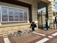Жители Баку несут цветы к посольству России (ВИДЕО/ФОТО)