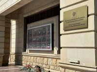 Жители Баку несут цветы к посольству России (ВИДЕО/ФОТО)