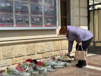 Жители Баку несут цветы к посольству России (ВИДЕО/ФОТО)