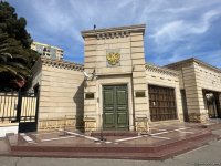 Жители Баку несут цветы к посольству России (ВИДЕО/ФОТО)