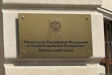 Baku residents lay flowers at Russian embassy (VIDEO/PHOTO)