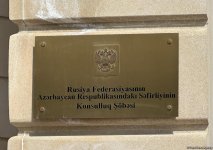 Жители Баку несут цветы к посольству России (ВИДЕО/ФОТО)