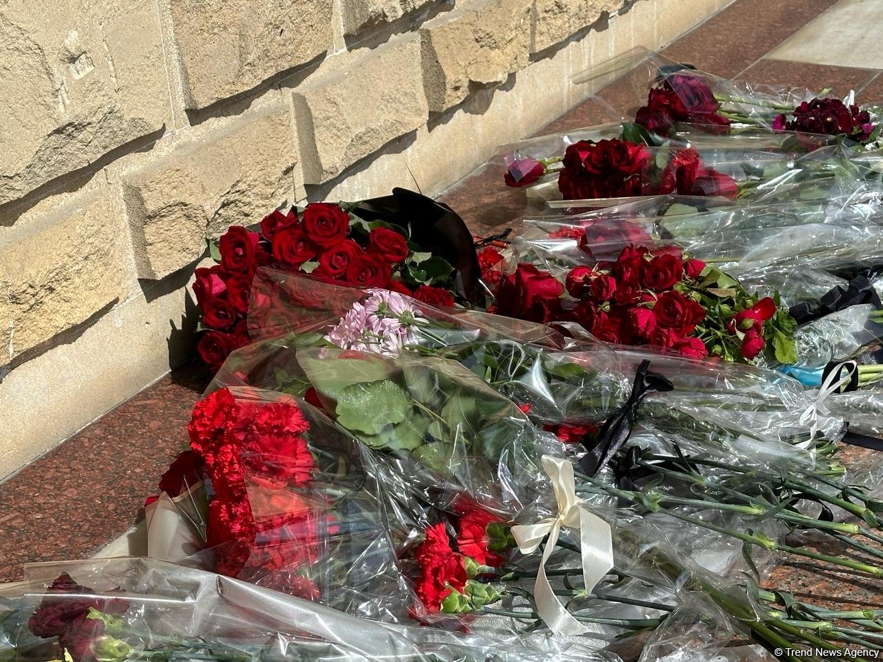 Жители Баку несут цветы к посольству России (ВИДЕО/ФОТО)