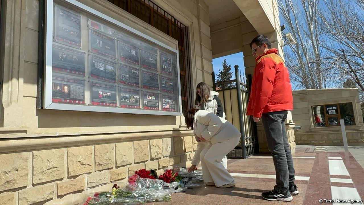Жители Баку несут цветы к посольству России (ВИДЕО/ФОТО)