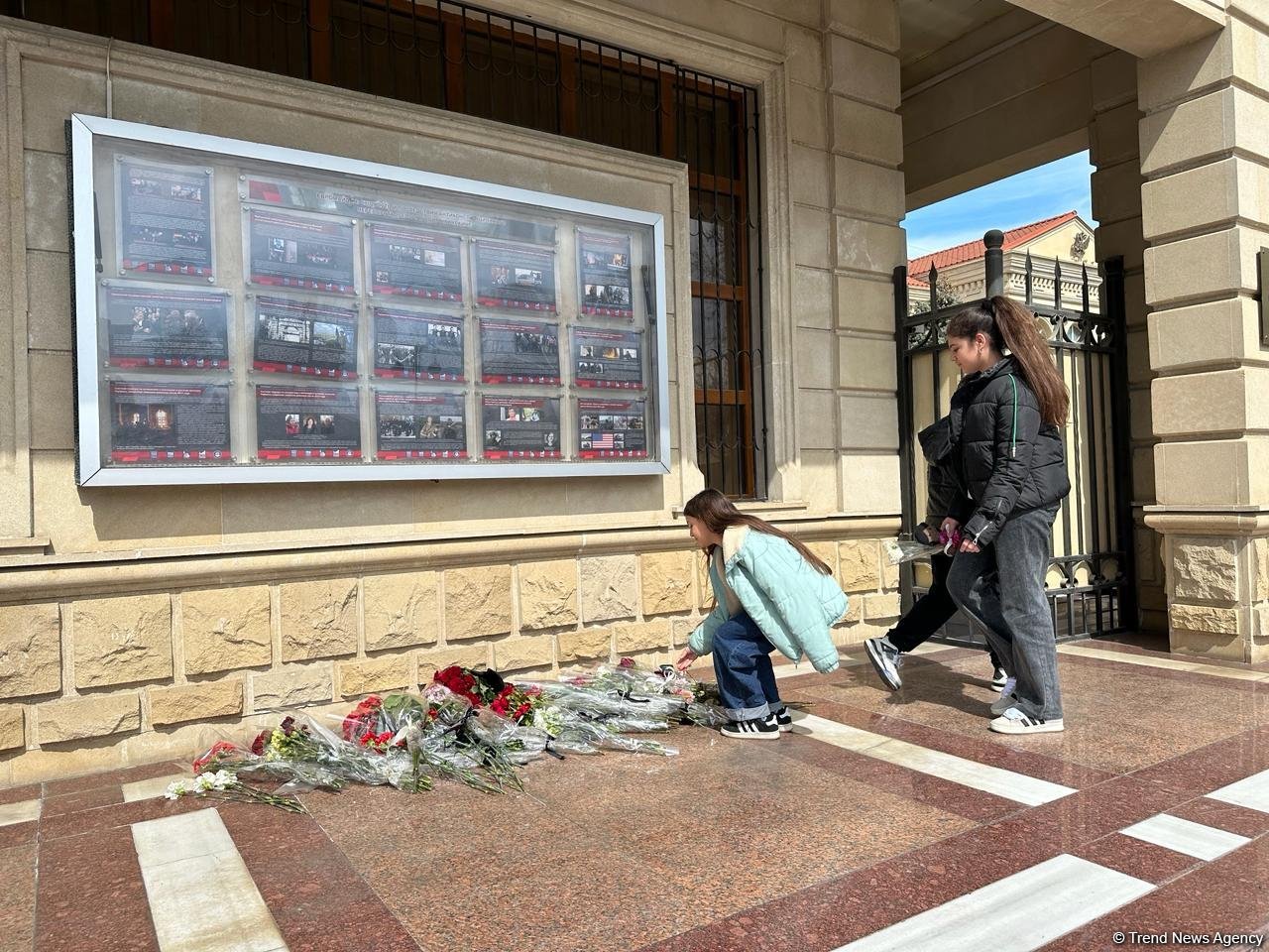 Жители Баку несут цветы к посольству России (ВИДЕО/ФОТО)