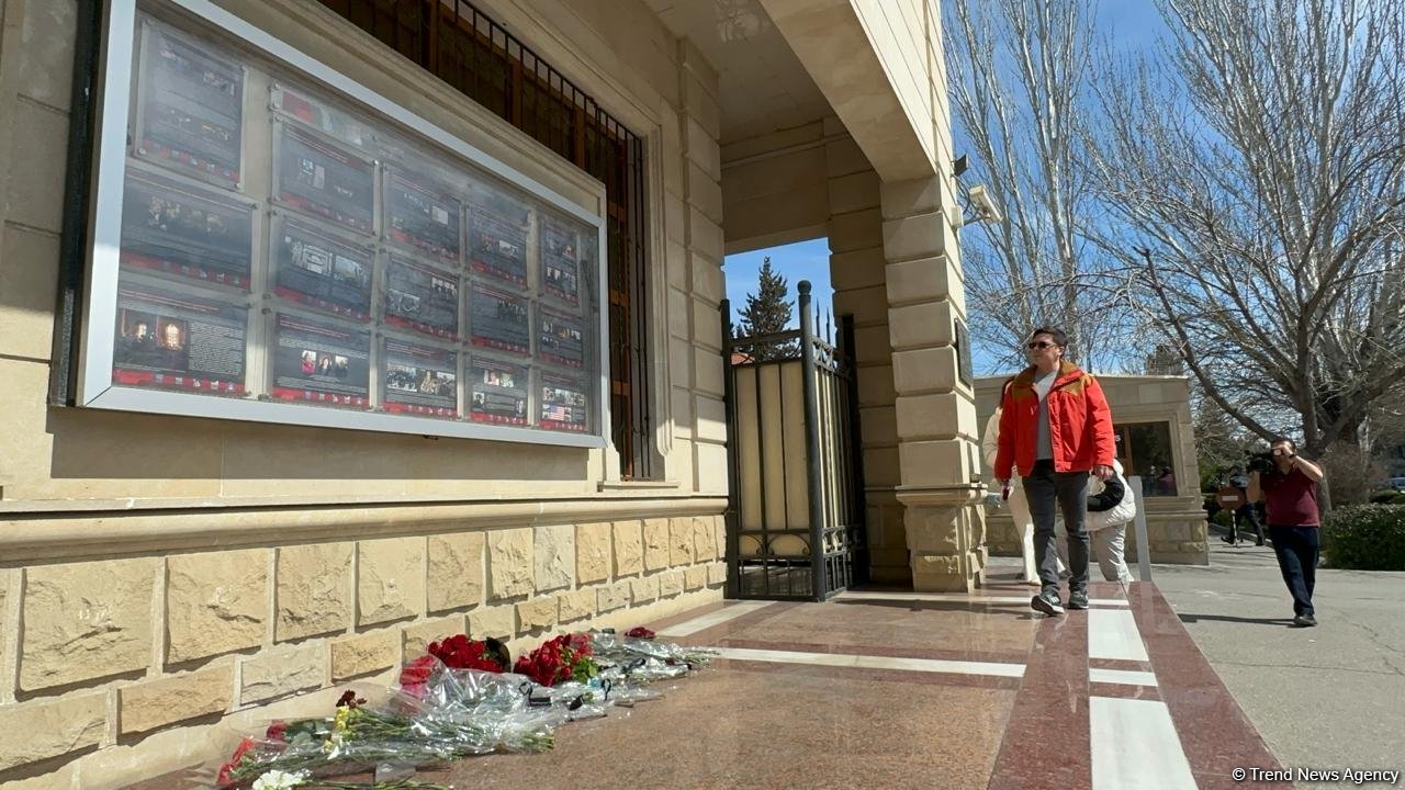 Жители Баку несут цветы к посольству России (ВИДЕО/ФОТО)