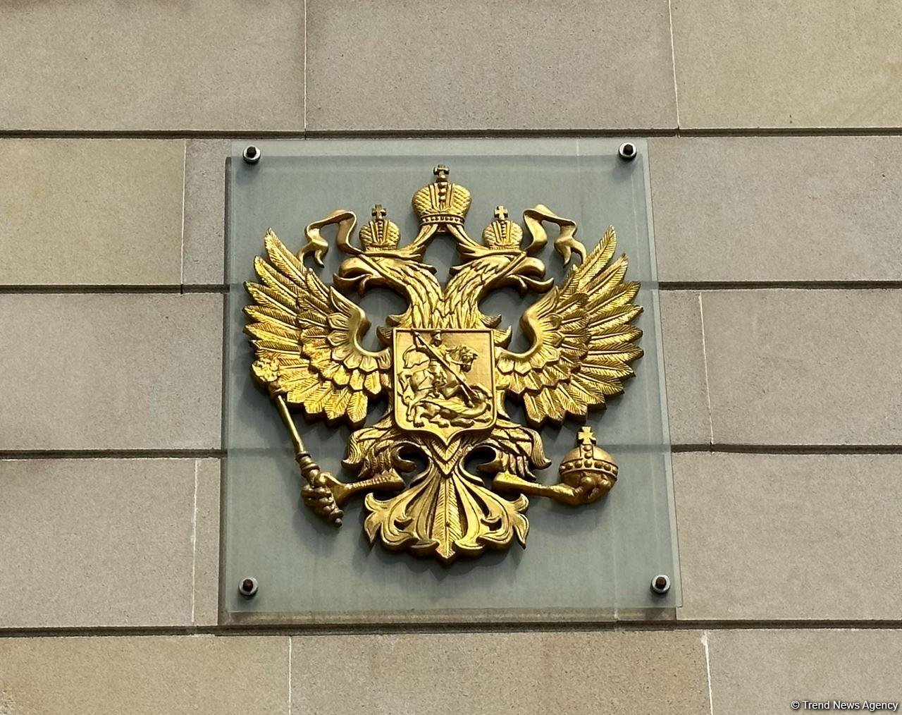 Жители Баку несут цветы к посольству России (ВИДЕО/ФОТО)