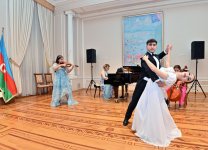 Национальная одежда, вечерние платья и смокинги - одним вечером в Баку (ФОТО)