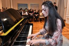 Национальная одежда, вечерние платья и смокинги - одним вечером в Баку (ФОТО)