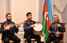 Национальная одежда, вечерние платья и смокинги - одним вечером в Баку (ФОТО)