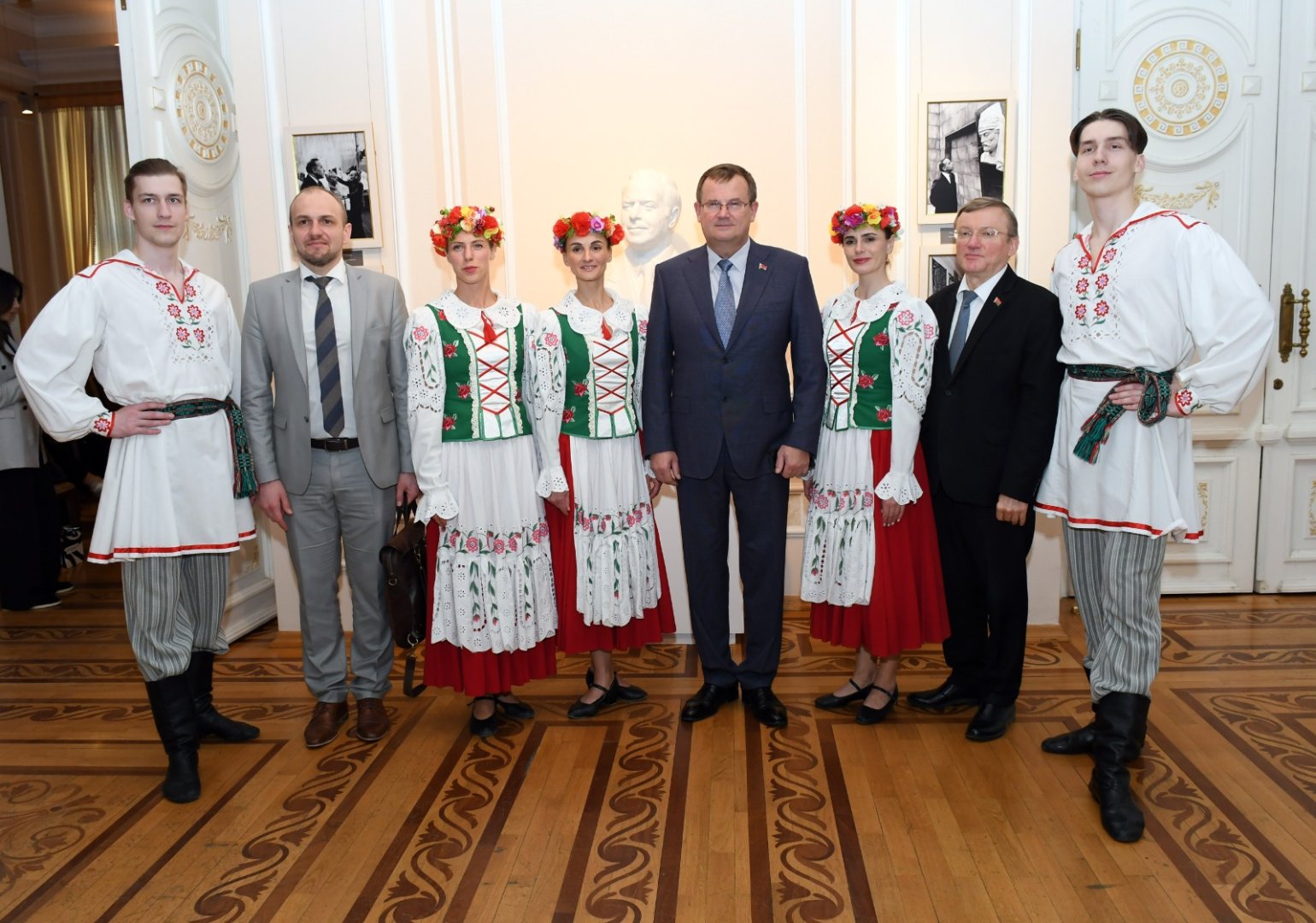 Красота природы и любовь к родному краю. В Баку открылась выставка "Беларусь глазами художников" (ФОТО)