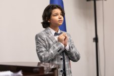Он меняет голос как костюмы… В Баку прошел концерт уникального вокалиста Ильхама Назарова (ФОТО)