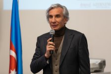 Он меняет голос как костюмы… В Баку прошел концерт уникального вокалиста Ильхама Назарова (ФОТО)